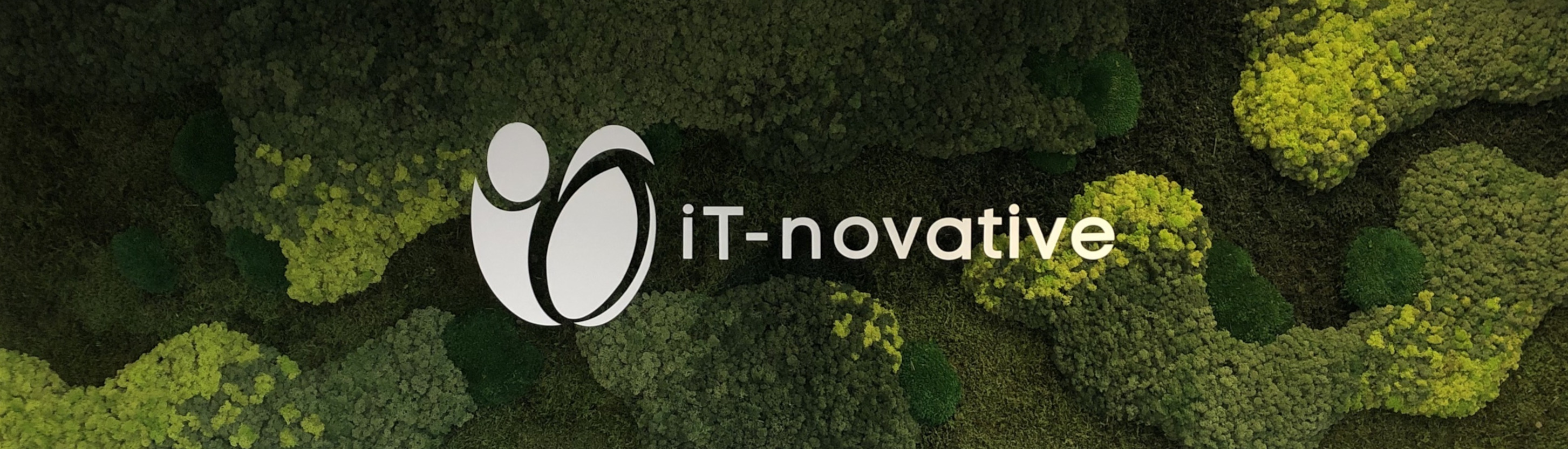 De moswand met het iT-novative-logo op kantoor in Beuningen