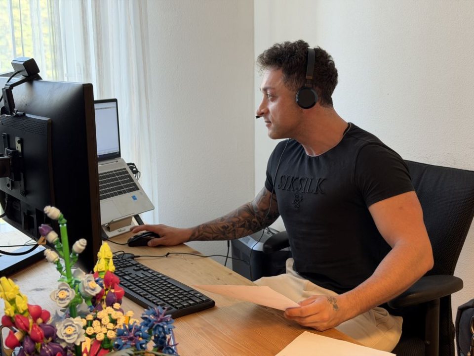 Een collega beoordeelt meldingen op de servicedesk