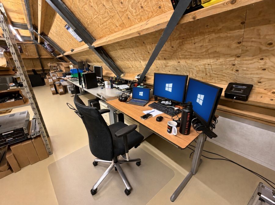 Een werkplek met een eigen touch, tot aan de mok en het speelgoed toe