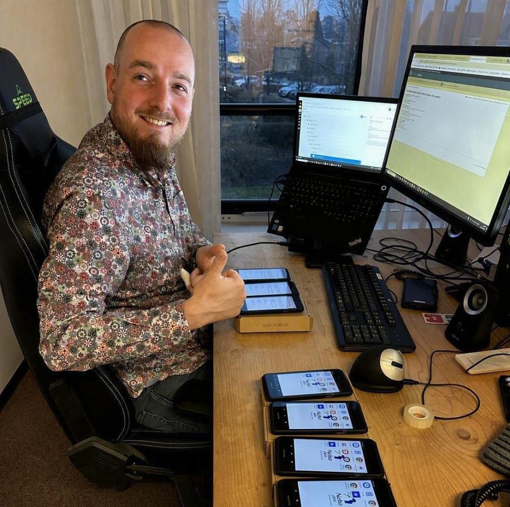 Een collega maakt telefoontoestellen klaar voor uitgifte