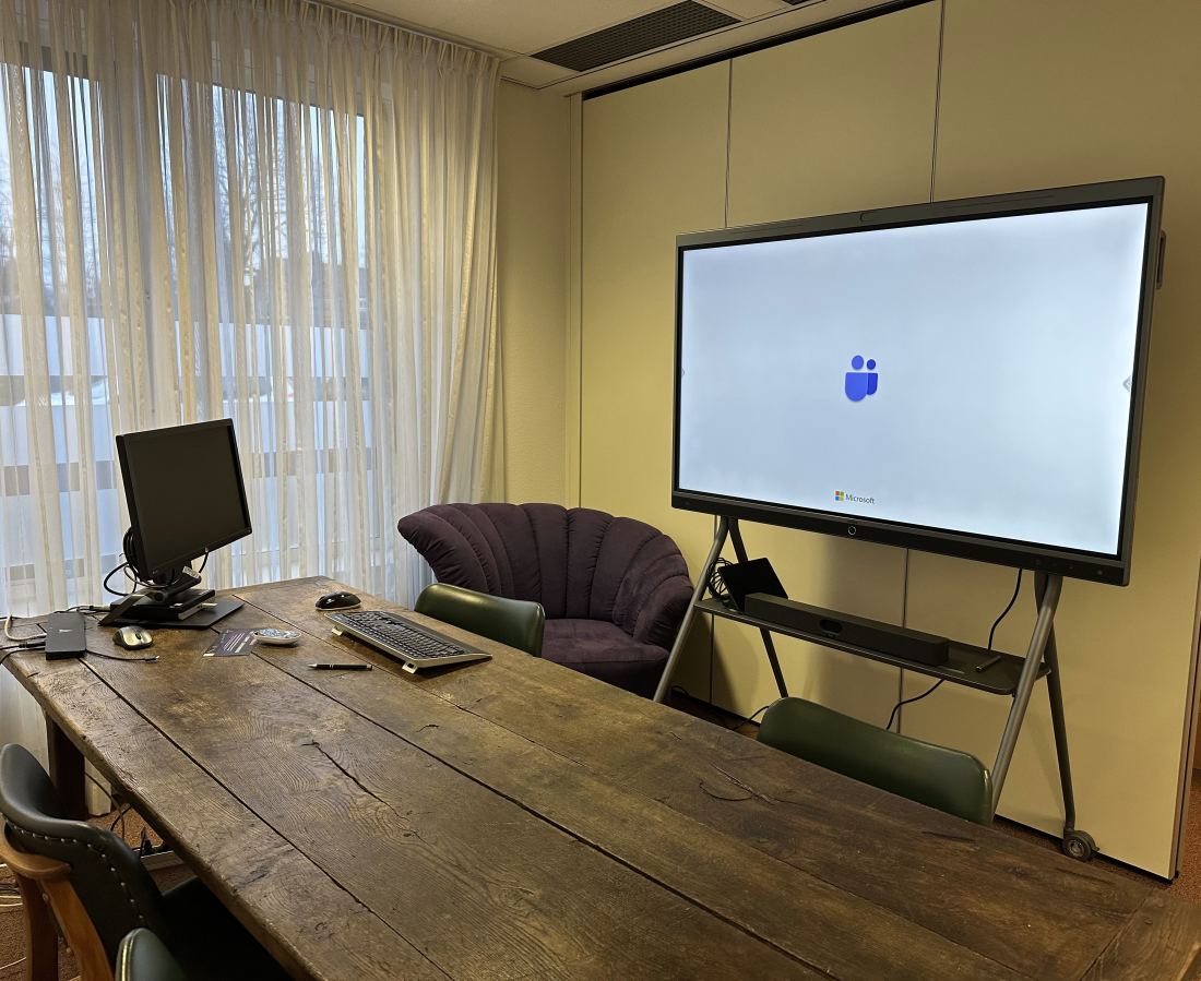 Vergaderruimte met een smartboard voor Microsoft Teams op kantoor